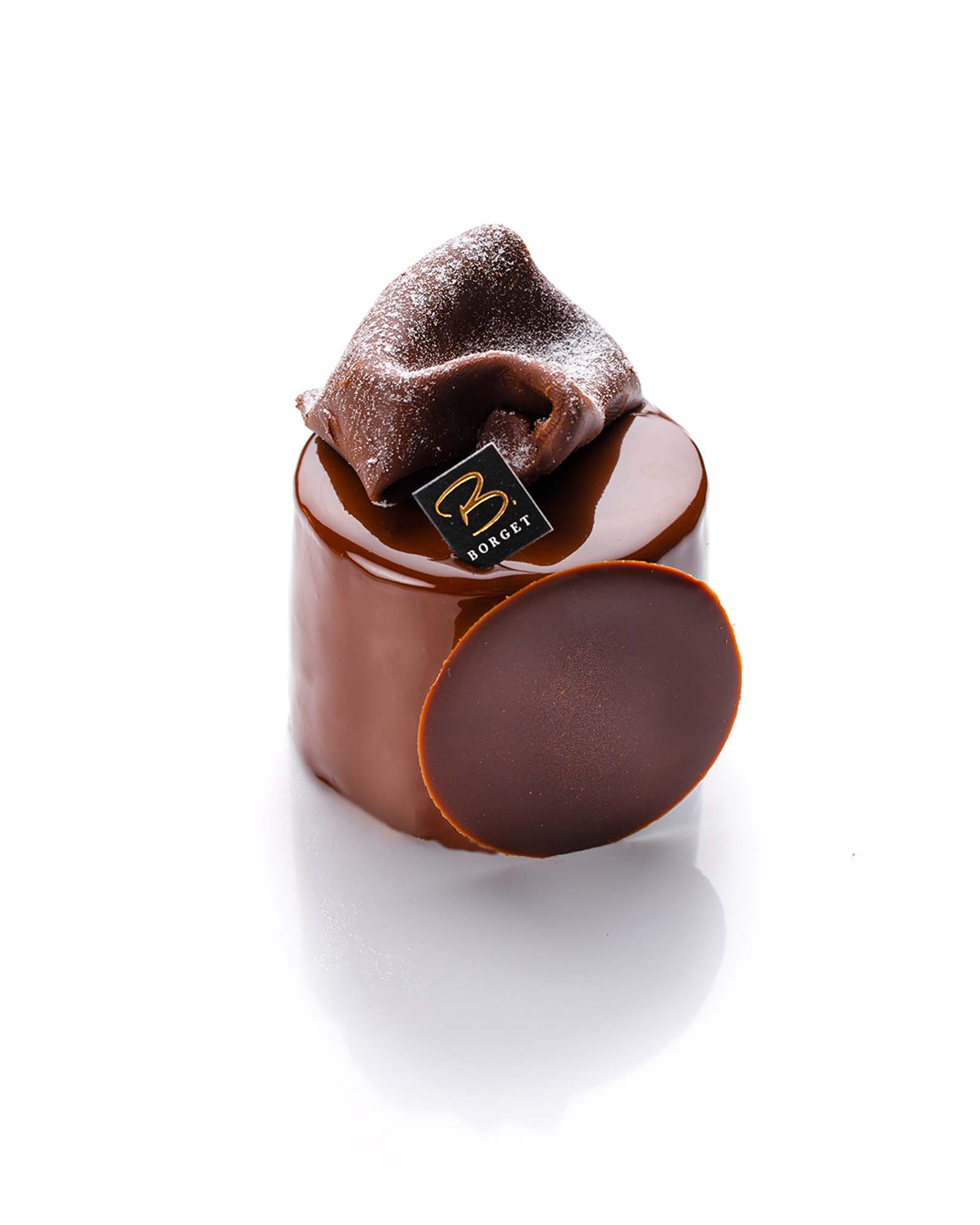 Pâtisserie Royal chocolat avec décors chocolat